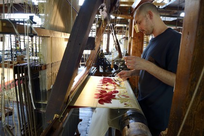 France, Rhône (69), Lyon, quartier de la Croix-Rousse, Manufacture de soieries Prelle, métier à tisser la soie mis au point par Joseph Marie Jacquard dit métier Jacquard, le canut Sébastien