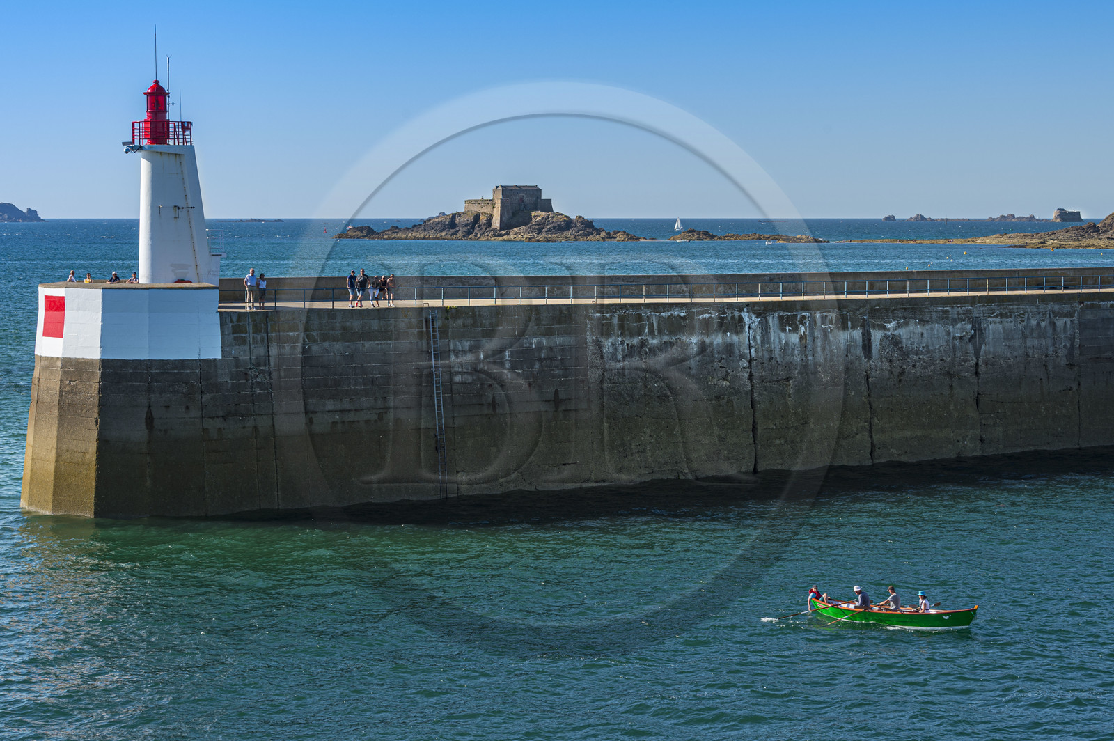 France, Ille-et-Vilaine (35), Côte d'Emeraude, Saint-Malo, le môle des Noires et le fort de Petit-Bé conçu par Vauban en arrière plan