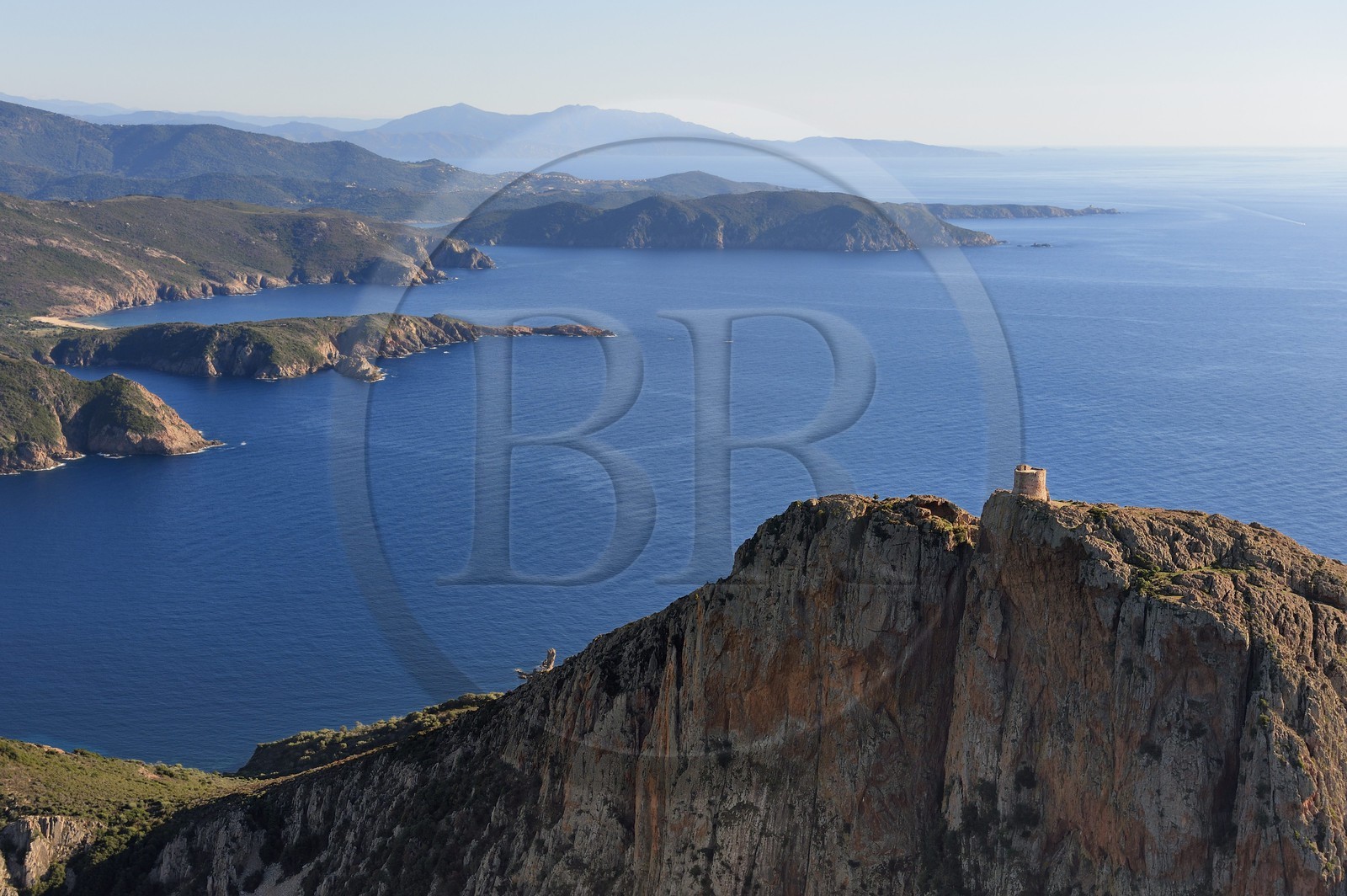 France, Corse-du-Sud (2A), Golfe de Porto, classé Patrimoine Mondial de l'UNESCO, le Capo Rosso et la Tour Génoise de Turghiu (Turghio) en arrière plan (vue aérienne)