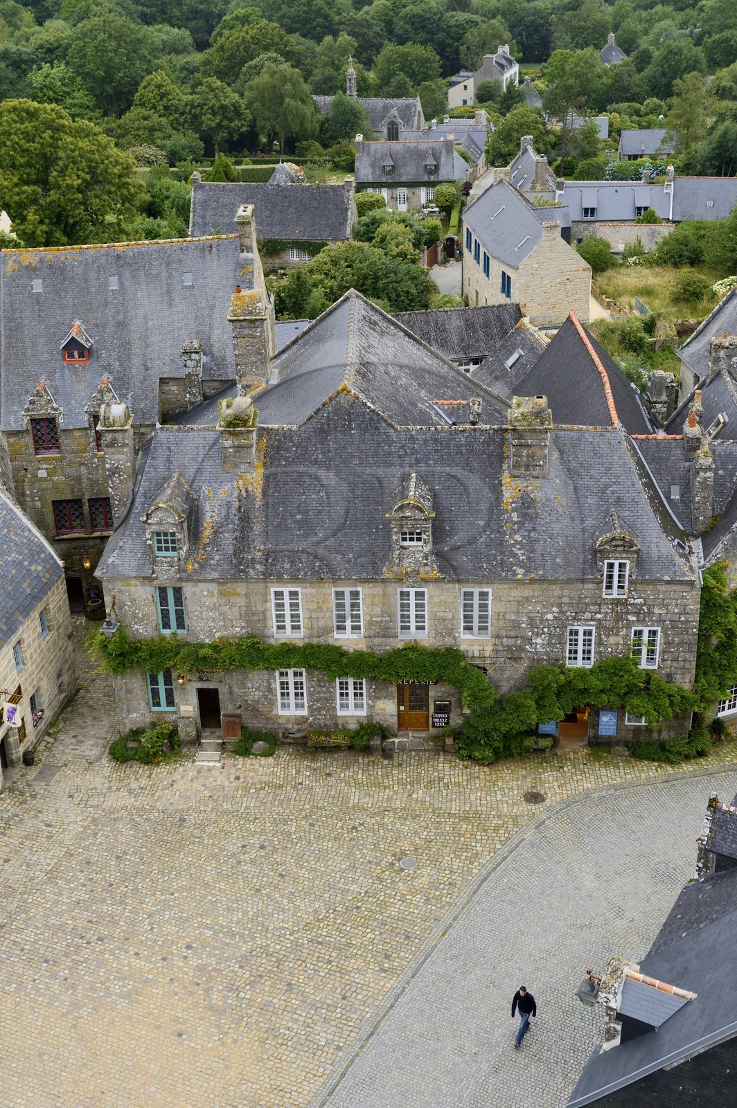France, Finistère (29), Locronan, labellisé Les Plus Beaux Villages de France, place de l'église, ancien bureau de la Compagnie des Indes