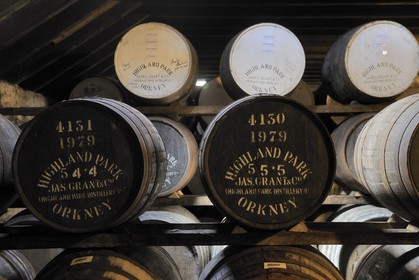 Royaume-Uni, Ecosse, Iles Orcades, Kirkwall, distillerie de whisky Highland Park, stockage pour faire vieillir le whisky