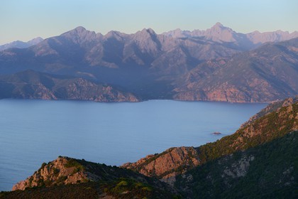 France, Corse-du-Sud (2A), Golfe de Porto, classé Patrimoine Mondial de l'UNESCO, et les montagnes du centre de la Corse