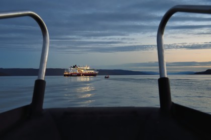 Groenland, région du centre ouest, baie de Kangerlussuaq, embarquement de nuit sur le bateau de croisière MS Fram de la compagnie Hurtigruten