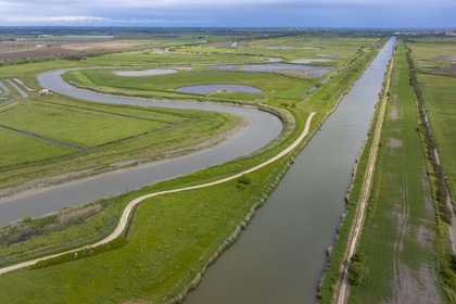 France, Charente-Maritime (17), Parc Interrégional du Marais Poitevin labellisé Grand Site de France, Charron, le Marais de Landelène entre l'embouchure de la Sèvre Niortaise et le canal maritime de Marans à la mer (vue aérienne)
