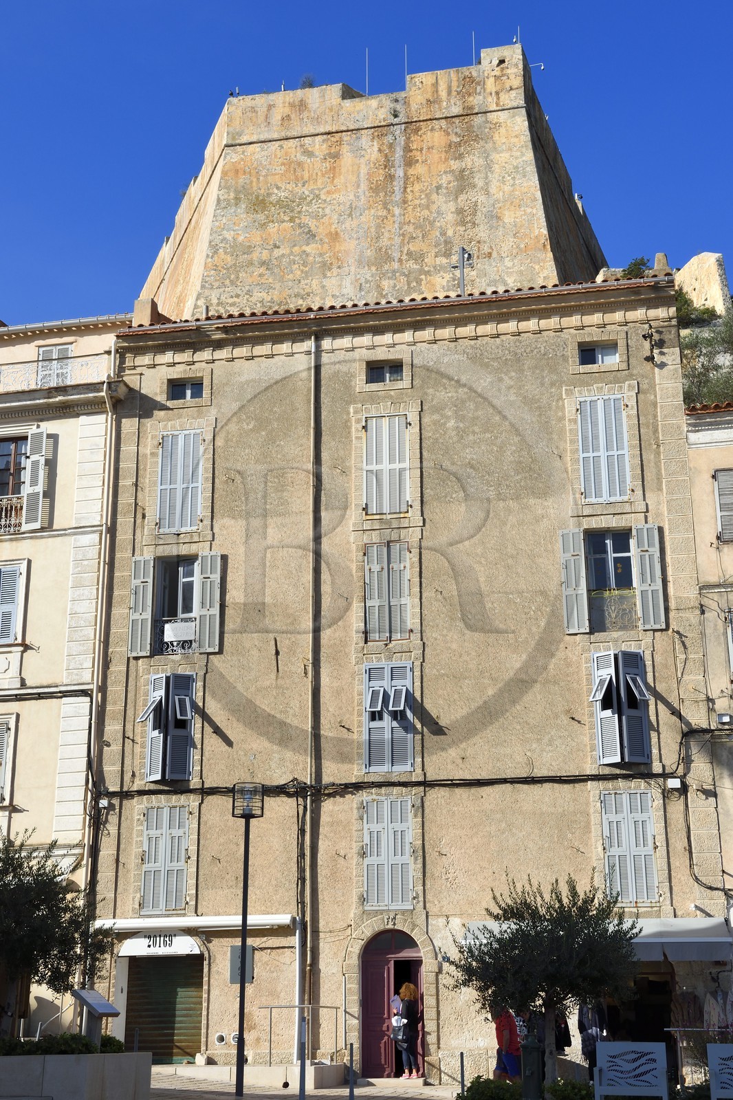 France, Corse-du-Sud (2A), Bonifacio, immeuble de la ville basse sous la citadelle