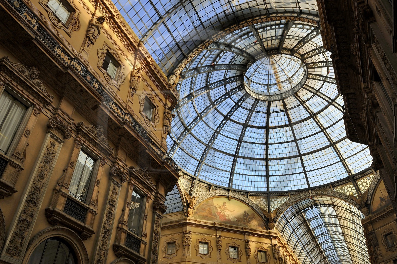 Italy, Lombardy, Milan, Vittorio Emmanuel II Gallery, shopping arcade built on the 19th century by Giuseppe Mengoni, the glass roof