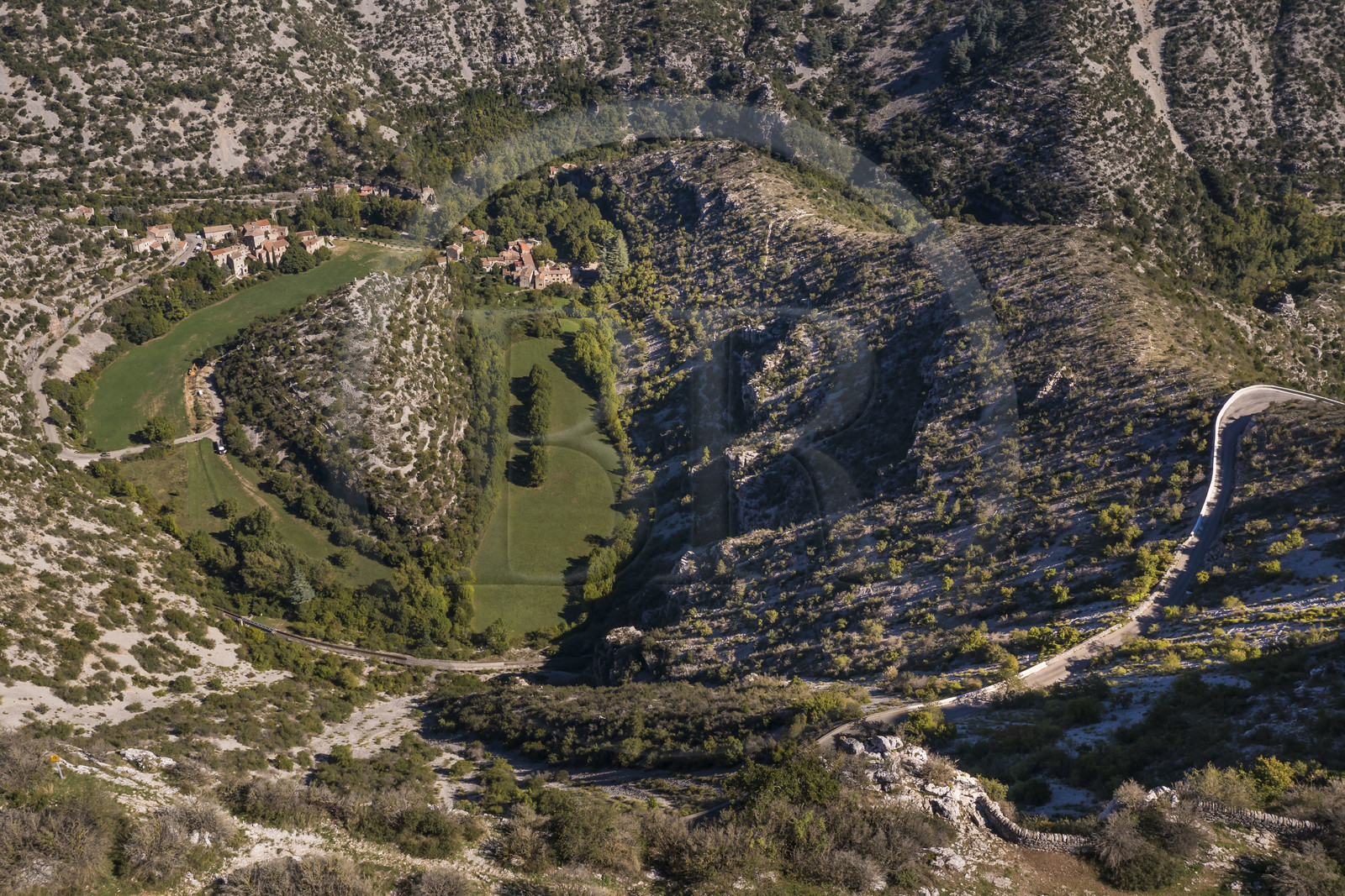 France, Hérault (34), les Causses et les Cévennes, paysage culturel de l'agro-pastoralisme méditerranéen inscrit au Patrimoine Mondial de l'UNESCO, Saint-Maurice-Navacelles, le Cirque de Navacelles, le rocher de la Vierge est entouré par un bras mort de la rivière La Vis (vue aérienne)