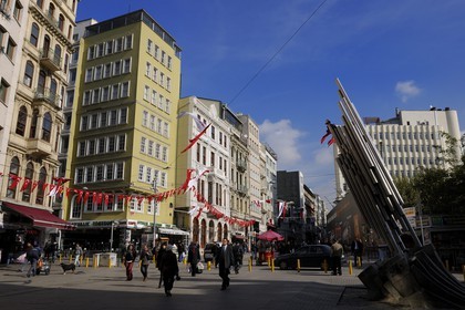 Turquie, Istanbul, quartier de Beyoglu, la grande artère Istiklal Caddesi de la ville européenne