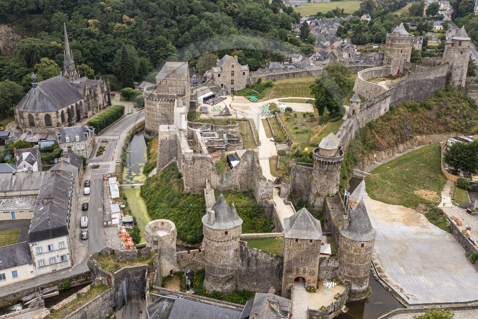 France, Ille-et-Vilaine (35), Fougères, le château-fort du XIIe siècle et l'église Saint-Sulpice (vue aérienne)