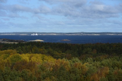 Suède, Västra Götaland, Iles Koster, ferry en provenance de Stromstad au large de l'Ile vue du rocher de Valfjäll, la côte du continent en arrière plan
