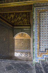 Espagne, Andalousie, Séville, la Casa de Pilatos (la maison de Pilate), palais de style mudéjar, la cage d'escalier est pourvue d'un riche décor d’azulejos du XVIe siècle et surmontée d'un plafond de marqueterie