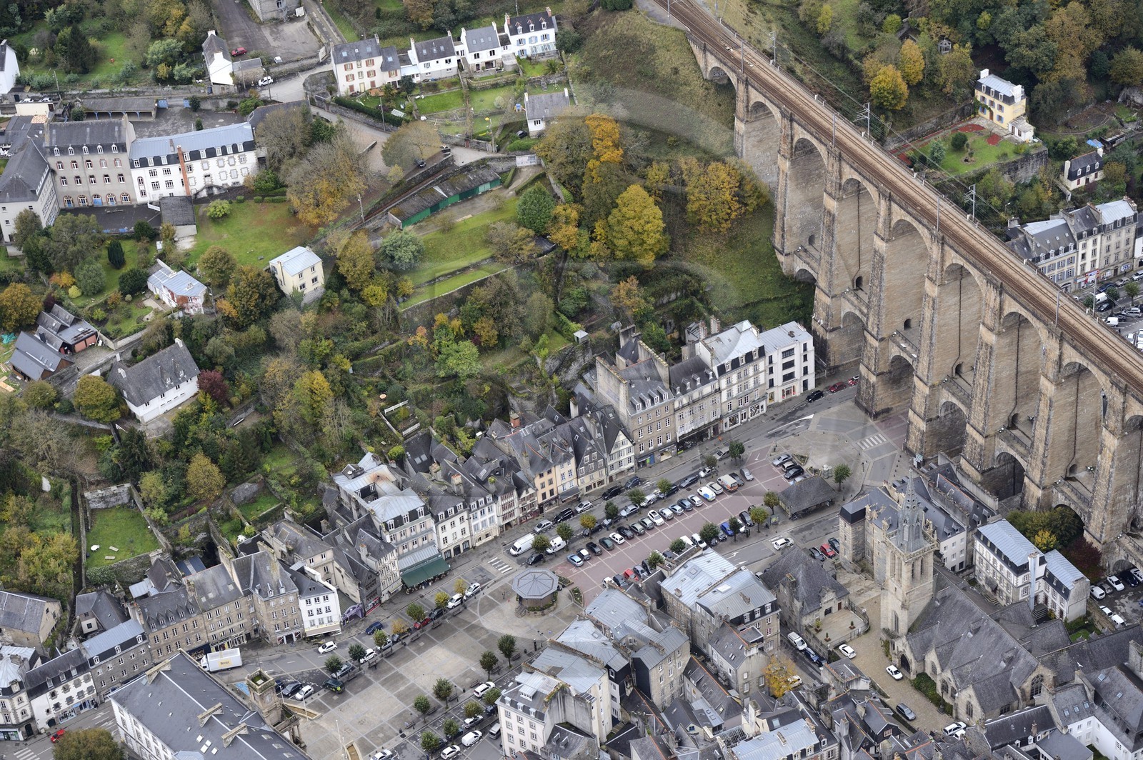 France, Finistère (29), Morlaix, le viaduc au dessus du centre ville (vue aérienne)