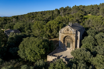 France, Bouches-du-Rhône (13), Tarascon, chapelle Saint-Gabriel du XIIe siècle, bel exemple d'art roman provencal, située à l'emplacement de l'important carrefour d'Ernaginum où se croisaient dans l'Antiquité la via Domitia, la via Aurelia et la via Agrippa (vue aérienne)