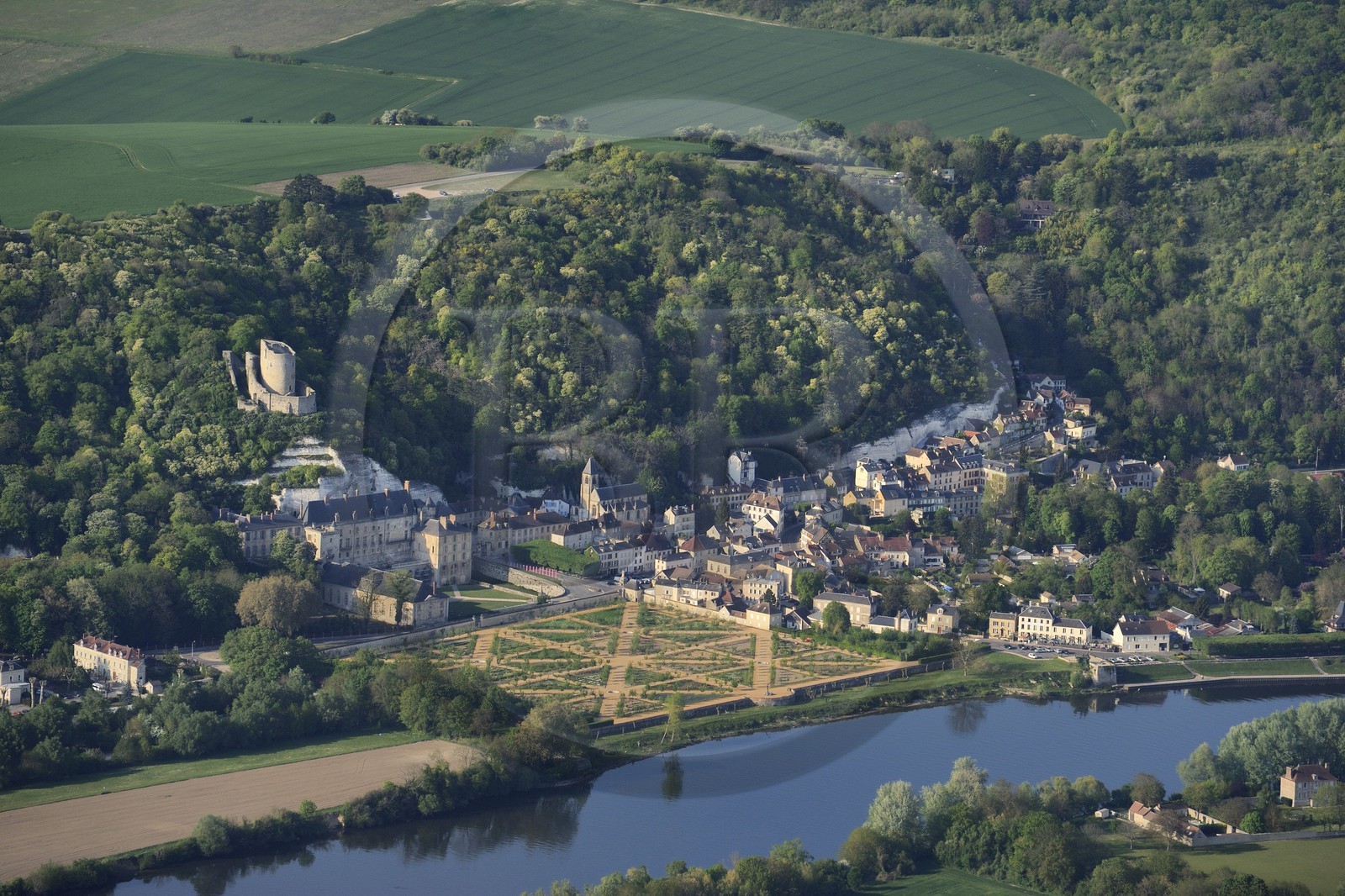 France, Val-d'Oise (95), La Roche-Guyon, labellisé Les Plus Beaux Villages de France, le château (vue aérienne)