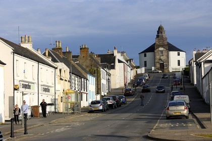 Royaume-Uni, Ecosse, Hébrides intérieures, Ile de Islay, Bowmore, la rue principale aboutissant à l'église ronde qui a été construit dans une forme circulaire pour empêcher le diable de se cacher dans un coin