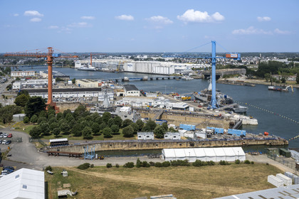 France, Morbihan (56), Lorient, chantier navale de Naval Group, bassin et radoub en bordure du fleuve Scorff