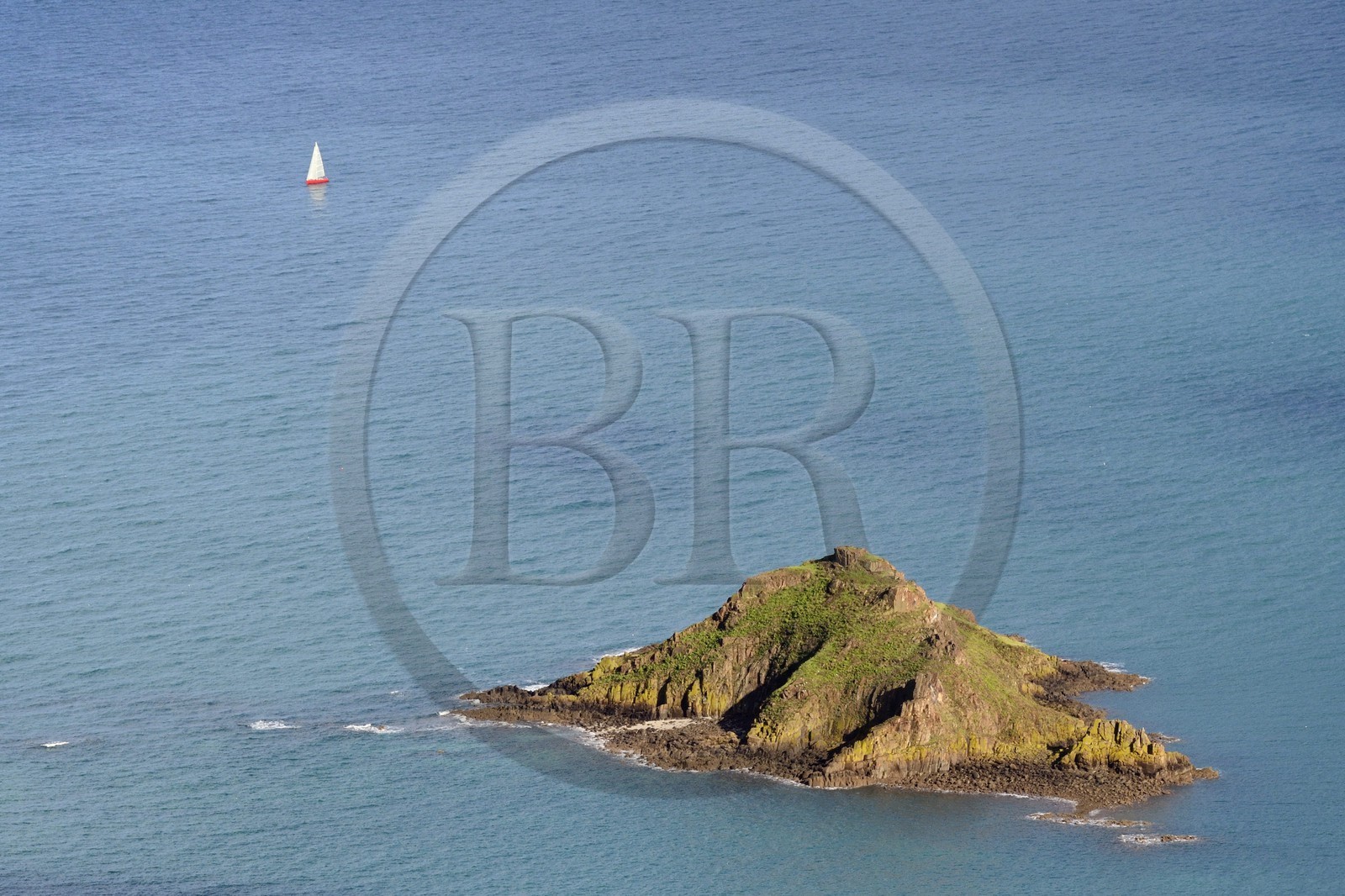 France, Côtes-d'Armor (22), Pléneuf-Val-André, Ilot du Verdelet caillou tombé de la chaussure de Gargantua selon la légende (vue aérienne)