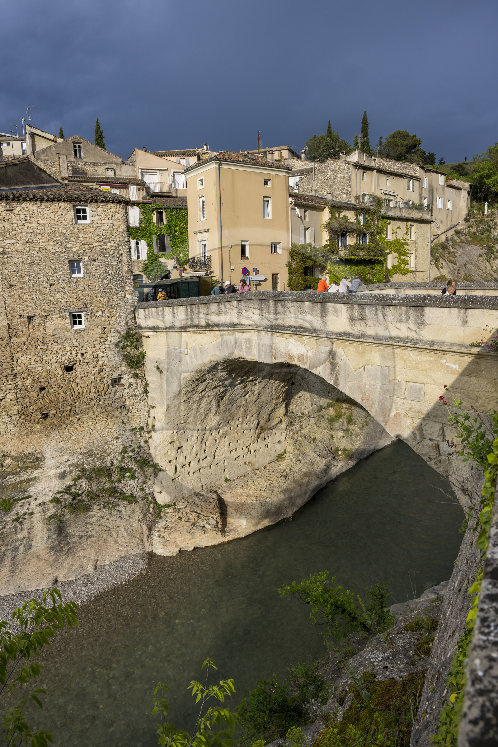 France, Vaucluse, Vaison la Romaine, the Roman bridge over the Ouvèze river dating from the 1st century AD which links the lower town and the medieval town