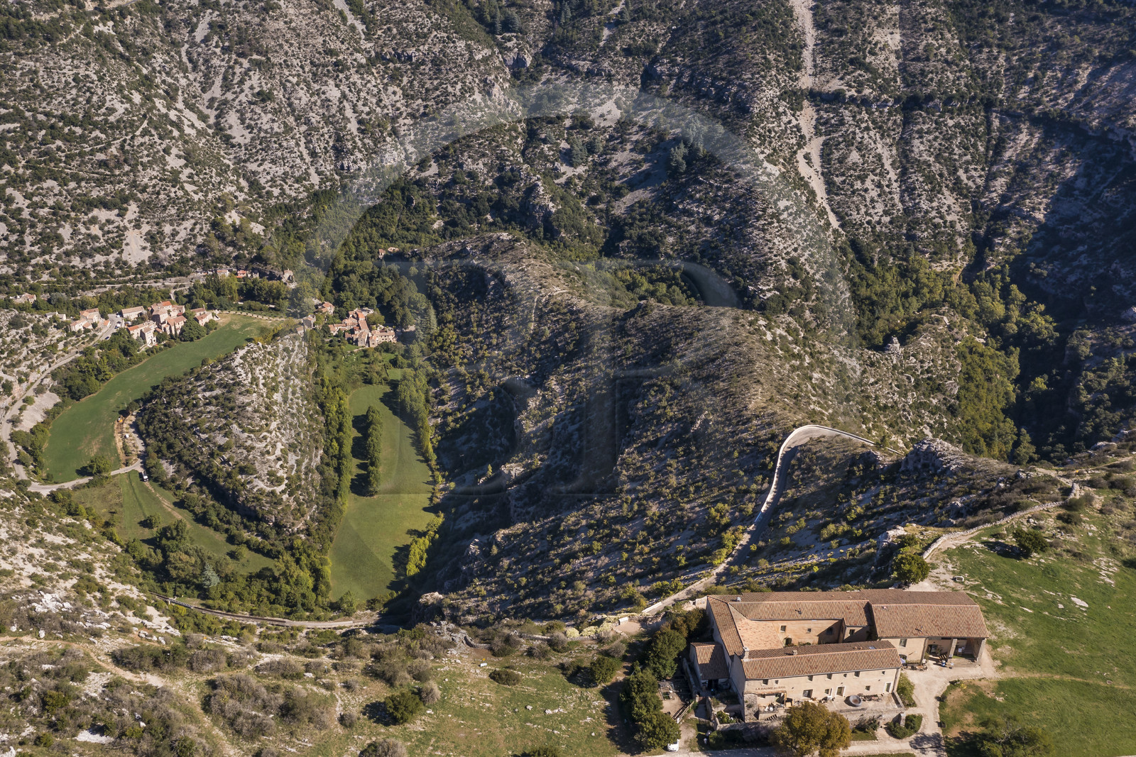 France, Hérault (34), les Causses et les Cévennes, paysage culturel de l'agro-pastoralisme méditerranéen inscrit au Patrimoine Mondial de l'UNESCO, Saint-Maurice-Navacelles, le Cirque de Navacelles, le rocher de la Vierge est entouré par un bras mort de la rivière La Vis, le belvédère de la Baume Auriol au premier plan(vue aérienne)