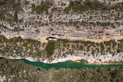 Var (83) rive gauche et Alpes-de-Haute-Provence (04) rive droite, Parc Naturel Régional du Verdon, Basses Gorges du Verdon en aval du lac de Sainte Croix, découverte en kayak des gorges de Baudinard (vue aérienne)