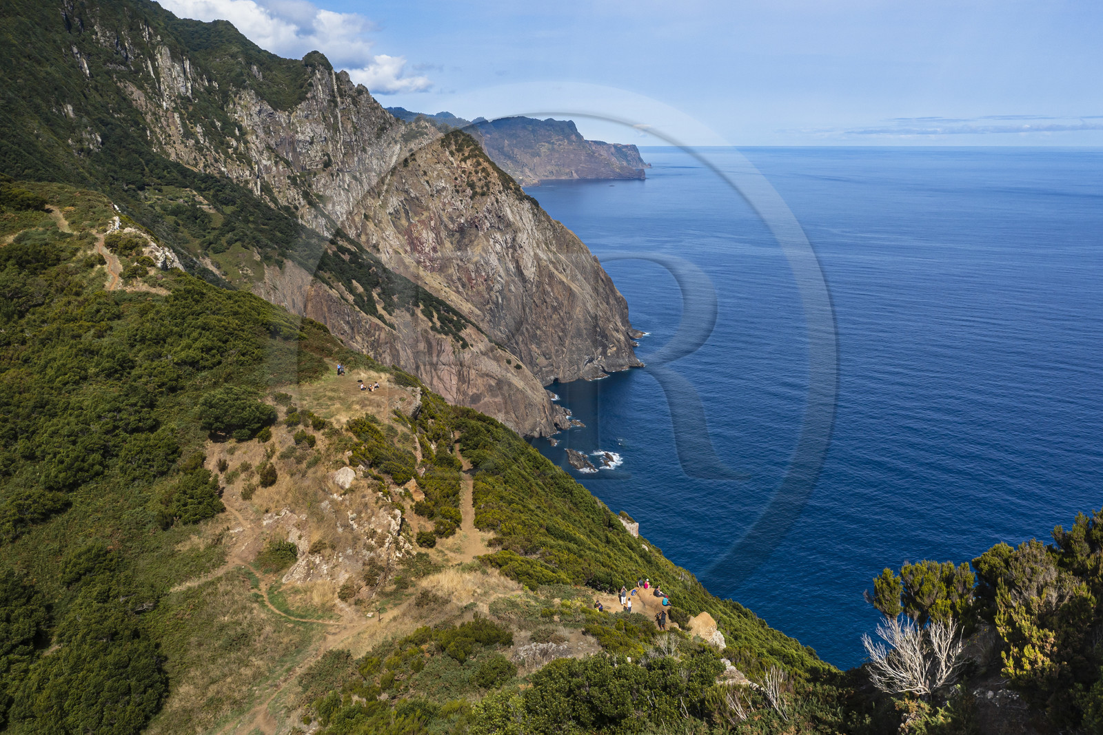 Portugal, Ile de Madère, randonnée de Machico à Porto da Cruz par le Vereda do Larano, au col de Boca do Risco (vue aérienne)