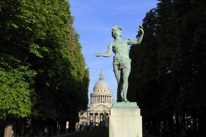France, Paris (75), l' Acteur Grec par Charles-Arthur Bourgeois au Jardin du Luxembourg avec le Panthéon en arrière-plan
