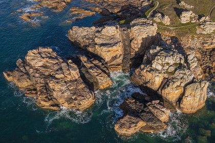 France, Côtes-d'Armor (22), Côte d'Ajoncs, Plougrescant, site du gouffre de Plougrescant sur le chemin de Grande Randonnée GR 34 (vue aérienne)