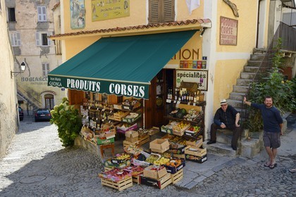 France, Haute-Corse (2B), Corte, l'Epicerie Casa Curtinese tenue par Jean-Marie Ghionga (avec le chapeau blanc), boutique de spécialités corses