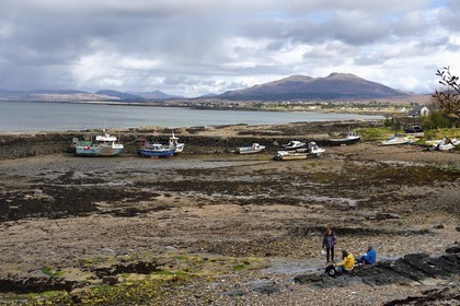 Royaume-Uni, Ecosse, région des Highlands, les Hébrides, Ile de Skye, Broadford, bateaux de pêche dans le port naturel à marée basse
