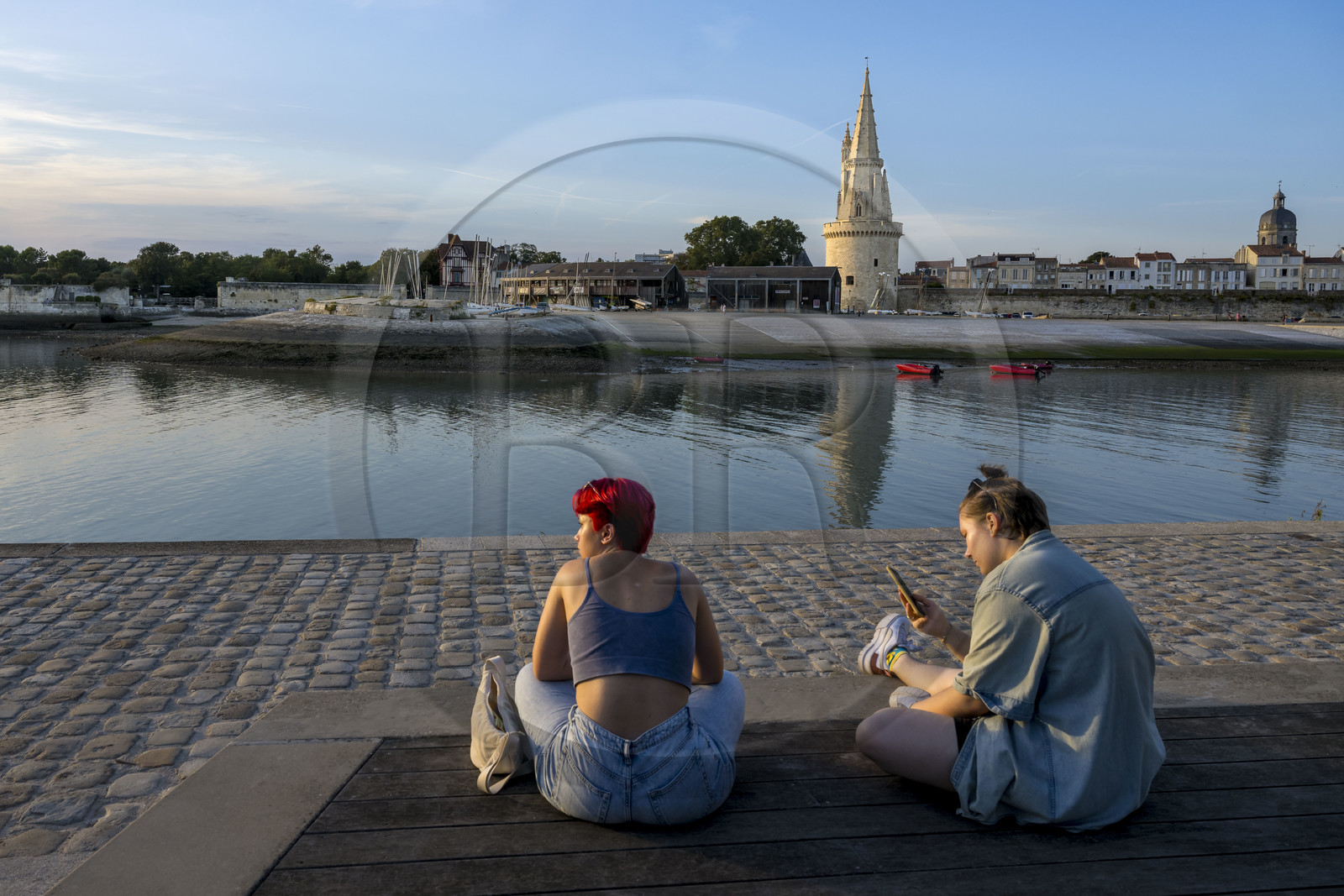 France, Charente-Maritime (17), La Rochelle, à l'entrée Vieux Port, la tour de la Lanterne