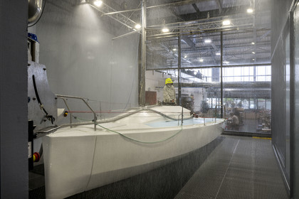 France, Charente-Maritime (17), La Rochelle, centre de co-conception Tribord Sailing Lab de la marque Decathlon, la Rain Room qui reproduit plusieurs types d'intempéries du petit crachin à la tempête tropicale pour réaliser de multiples tests en grandeur nature