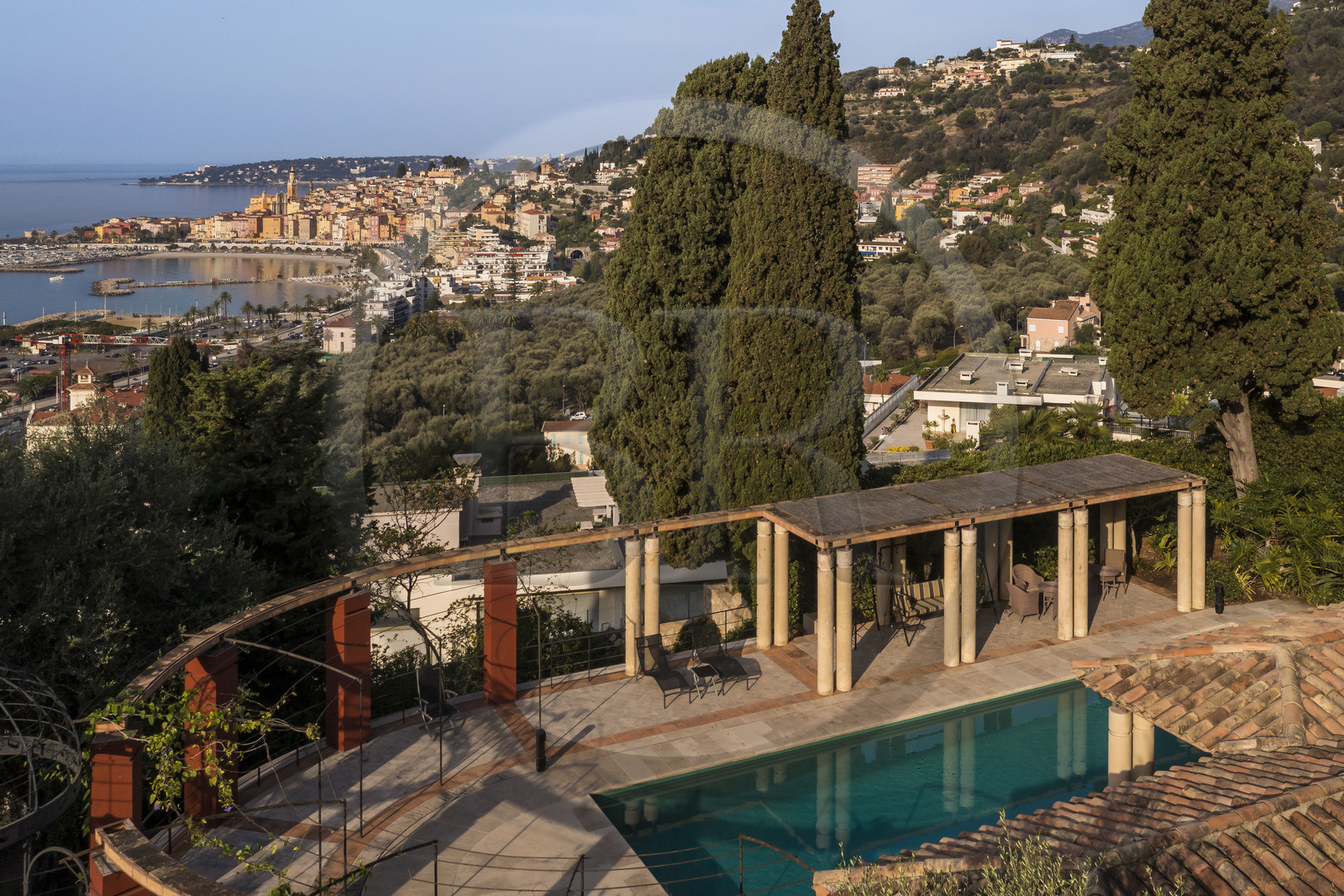 France, Alpes-Maritimes (06), Menton, Domaine des Colombieres, vue sur la ville depuis le domaine (vue aérienne)