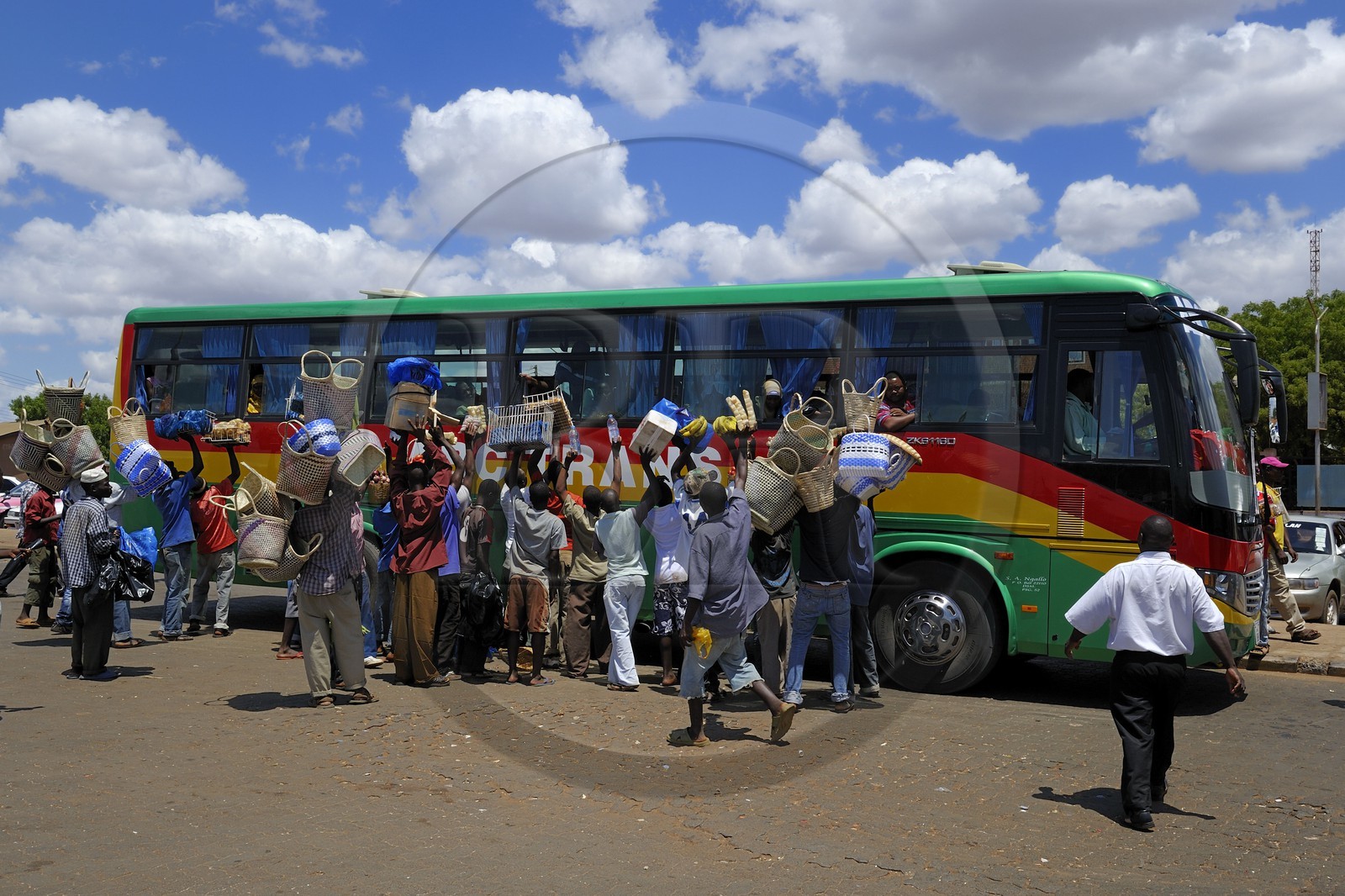 Tanzanie, Morogoro, la gare routière, assauts de petits vendeurs lors d'un arrêt du bus