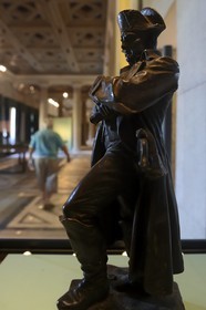 Italie, Toscane, l’Ile d’Elbe, San Martino, la Villa Napoleonica achetée par Napoléon 1er lors de son exile, statuette de l'empereur dans la galerie construite en 1851 par le prince russe Alexandre Demidoff