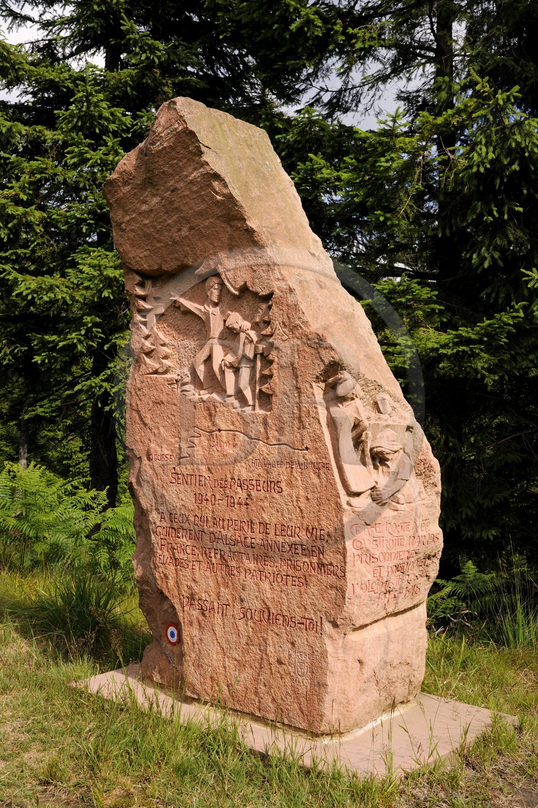 France, Vosges (88), chemin des passeurs au Donon sur la trace de la filière d'évasion du Rehtal, le monument aux passeurs - pierre commémorative sculptée par Raymond Keller, un artiste de Molsheim