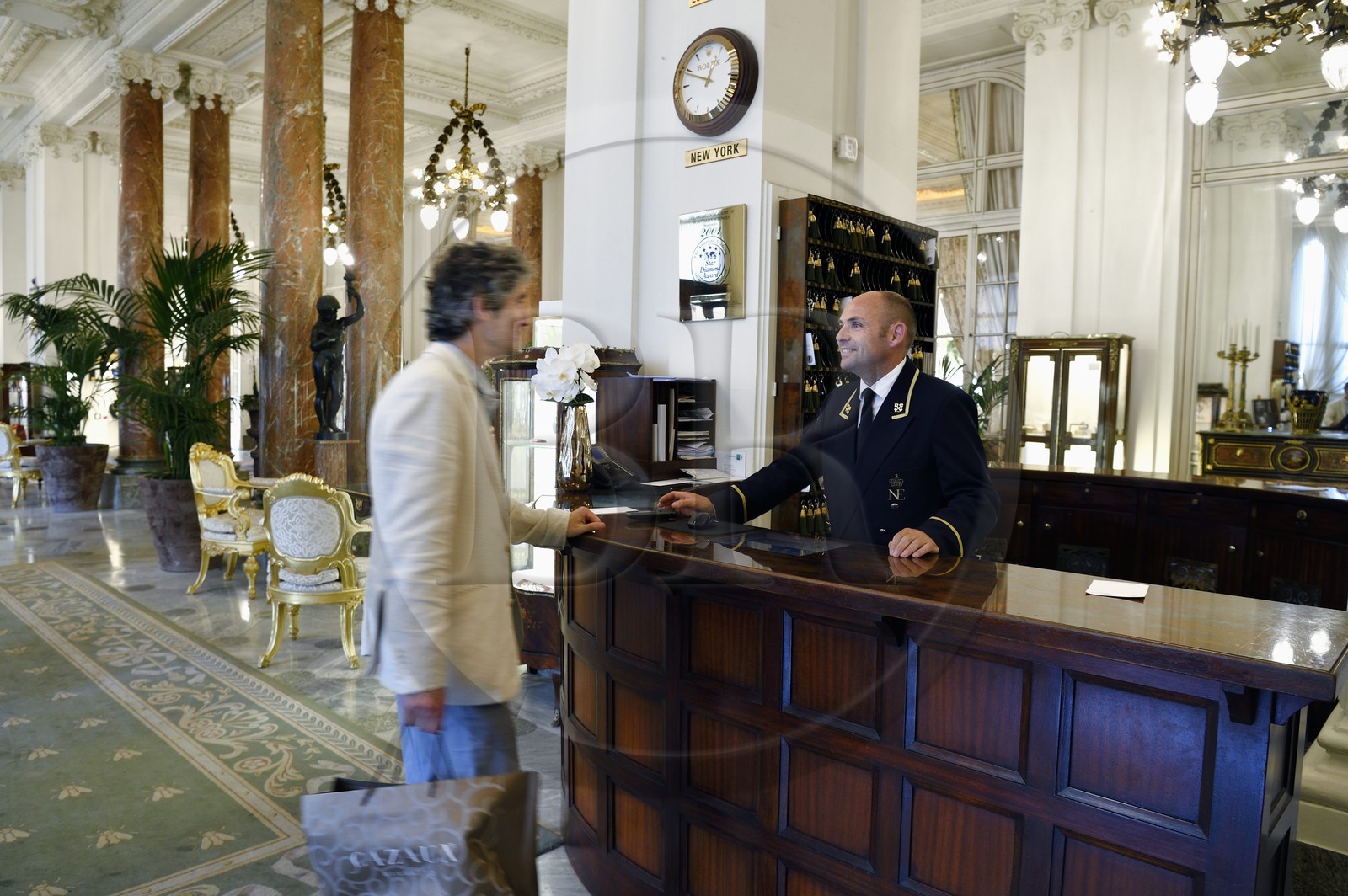 France, Pyrénées-Atlantiques (64), Pays-Basque, Biarritz, Hotel du Palais, le grand hall, le chef concierge et Clefs d'Or Olivier Pasquet