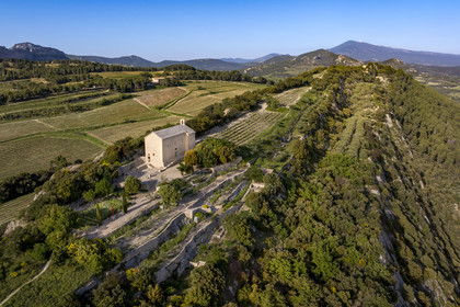 France, Vaucluse (84), Dentelles de Montmirail, Beaumes-de-Venise, la chapelle Saint-Hilaire dont l'implantation date du VIe siècle sur le plateau des Courens et le Mont Ventoux en arrière plan (vue aérienne)