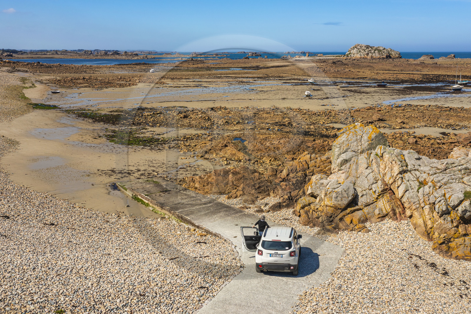 France, Côtes-d'Armor (22), Côte d'Ajoncs, Plougrescant,  Anse de Pors (Porz) Scaff à marée basse, fin de route (vue aérienne)