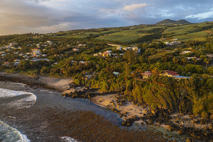 France, Ile de la Reunion, Petite-Ile sur la côte sud, plage, rochers et champs de cannes à sucre (vue aérienne)