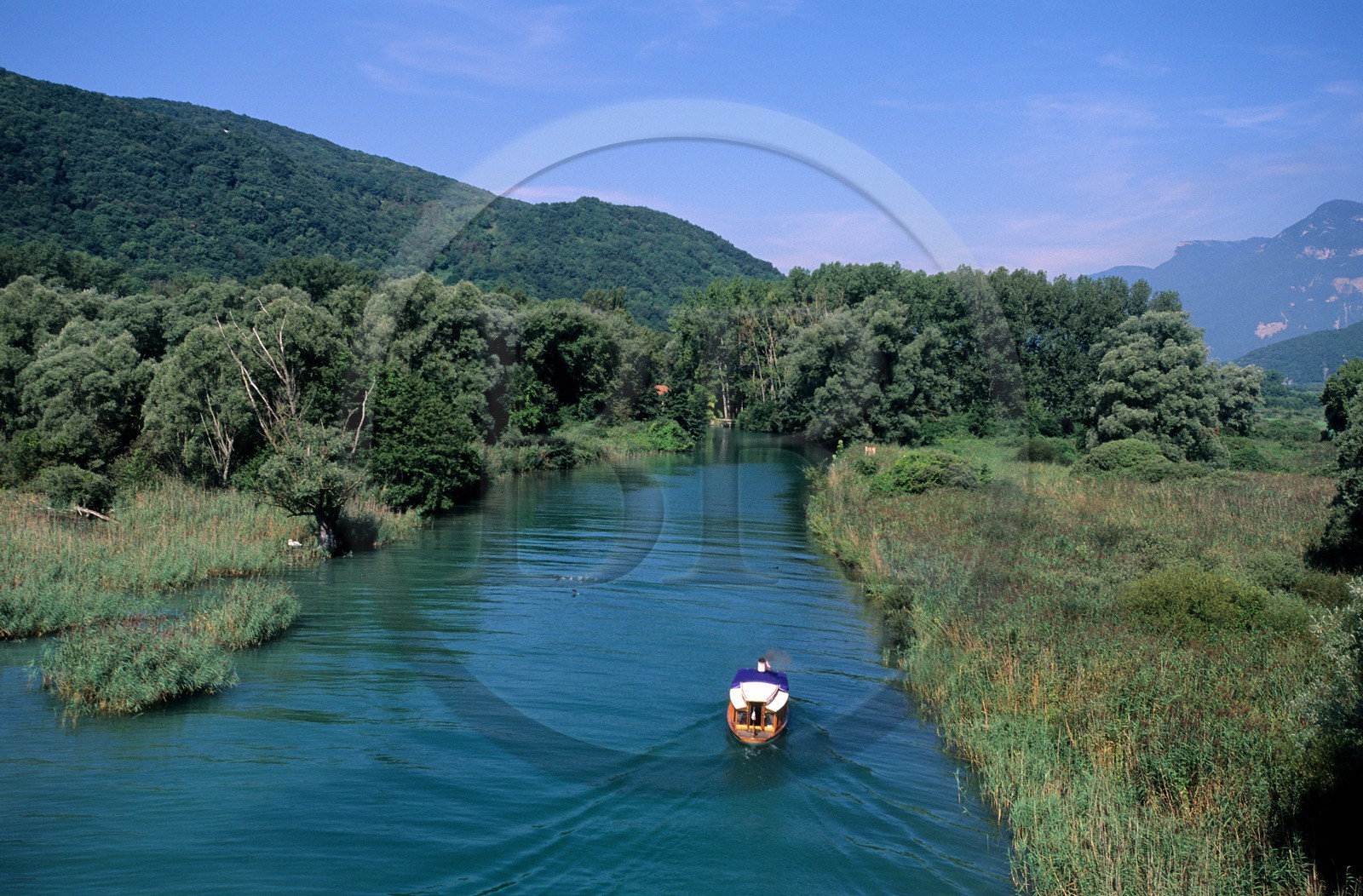 France, Savoie (73), le lac du Bourget, bateau à vapeur Asphodèle II de 1990 sur le canal de Savières (vue aérienne)