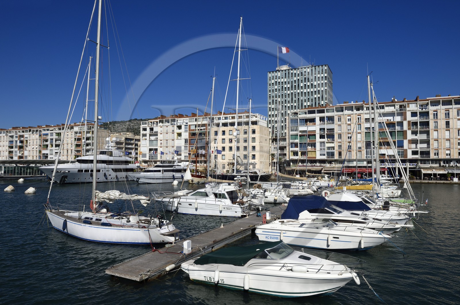France, Var (83), Toulon, le Port, barres d'immeubles conçues par De Mailly suite aux bombardements de 1944