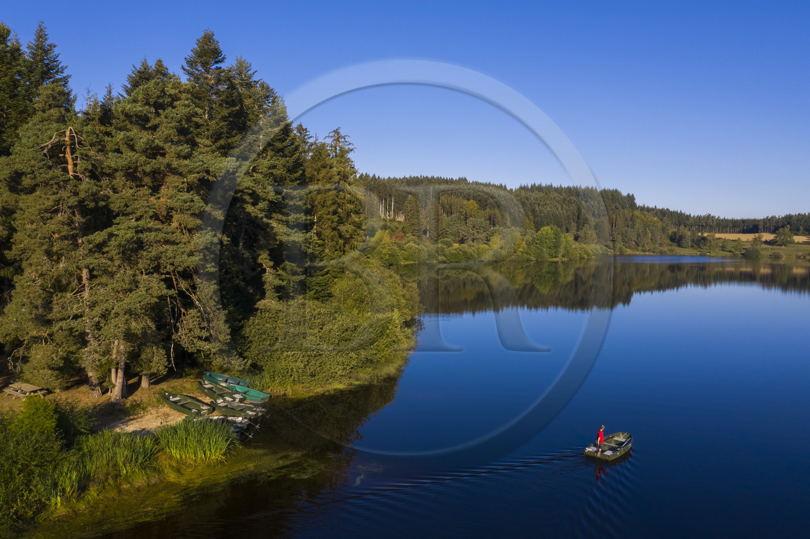 France, Haute-Loire (43), Parc naturel régional Livradois-Forez, Sembadel, pêcheur en bateau sur le lac de Malaguet (vue aérienne)
