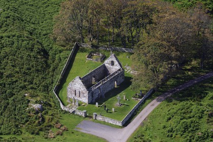 Royaume-Uni, Ecosse, Hébrides intérieures, Ile de Islay, kildalton church sur la côte Est et la Kildalton Cross (croix celtique de Kildalton) sculpté probablement dans la seconde moitié du VIIIème siècle (vue aérienne)