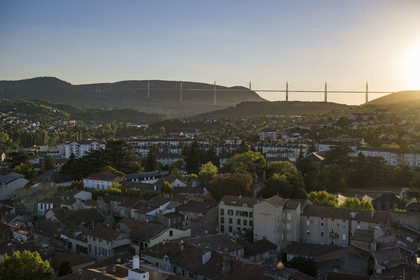 France, Aveyron (12), parc naturel régional des Grands Causses, la ville de Millau et le viaduc de Millau des architectes Michel Virlogeux et Norman Foster en arrière plan