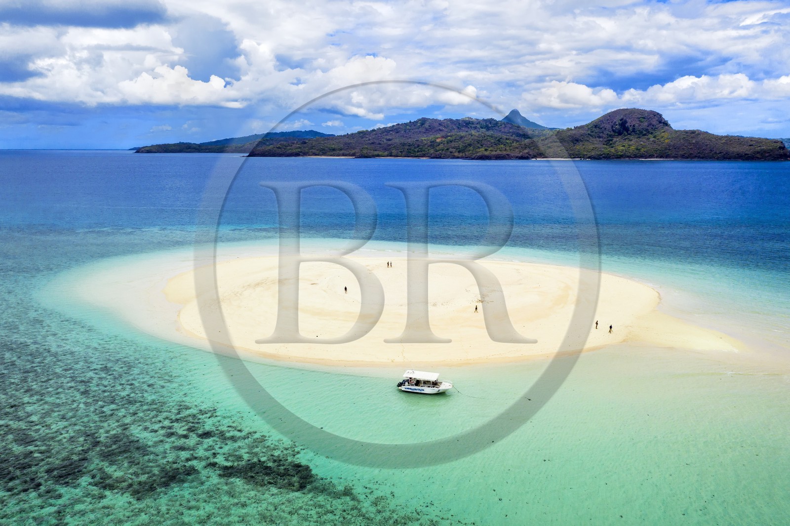 France, Ile de Mayotte, Grande-Terre, M'Tsamoudou, ilot de sable blanc sur le récif de corail dans la lagune face à la pointe Saziley (vue aérienne)