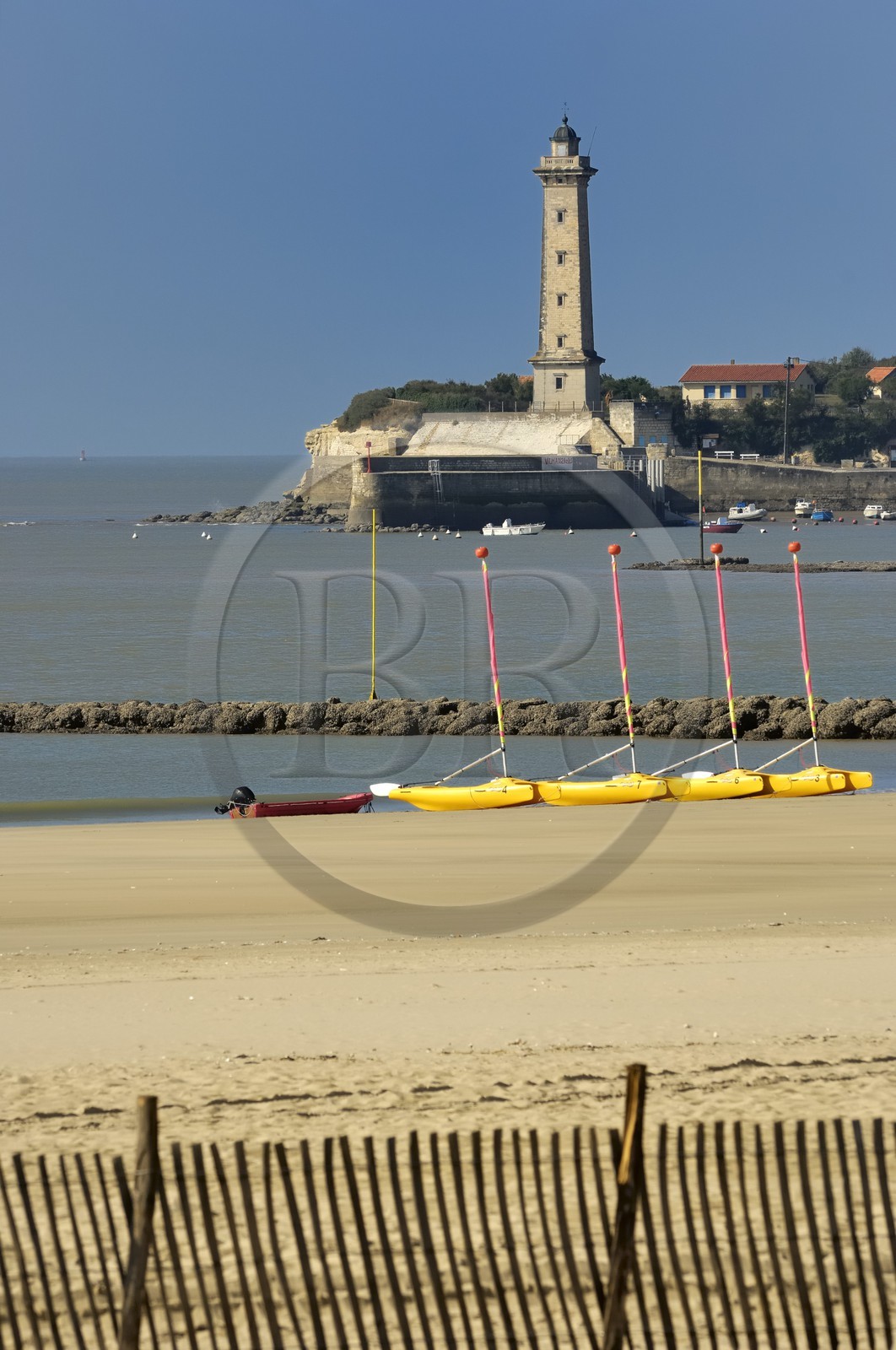 France, Charente-Maritime (17), plage et phare de Saint-Georges-de-Didonne