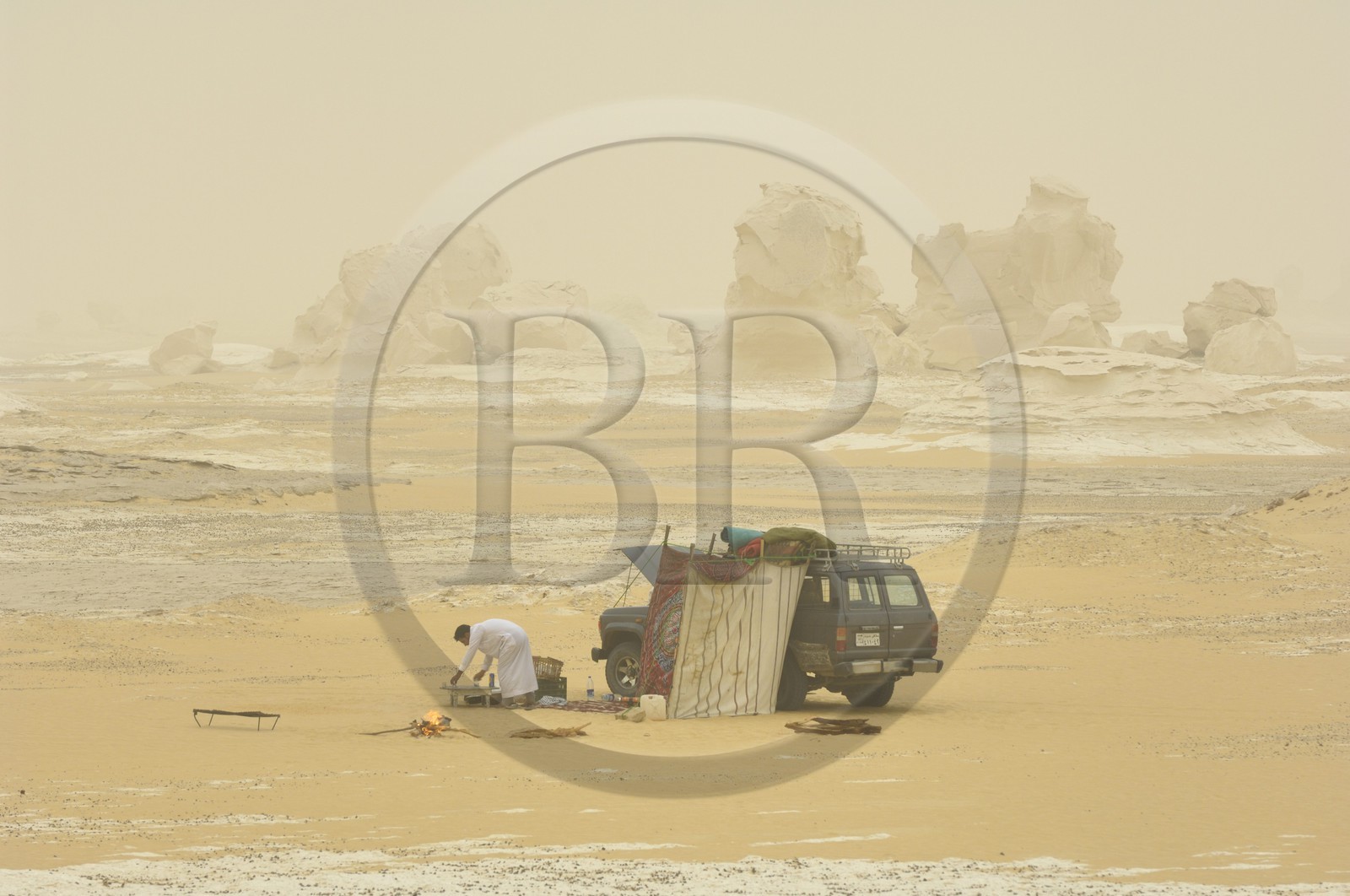 Egypte, désert libyque, tempêtre de sable dans le Désert Blanc au nord de Farafra, préparation de bivouac