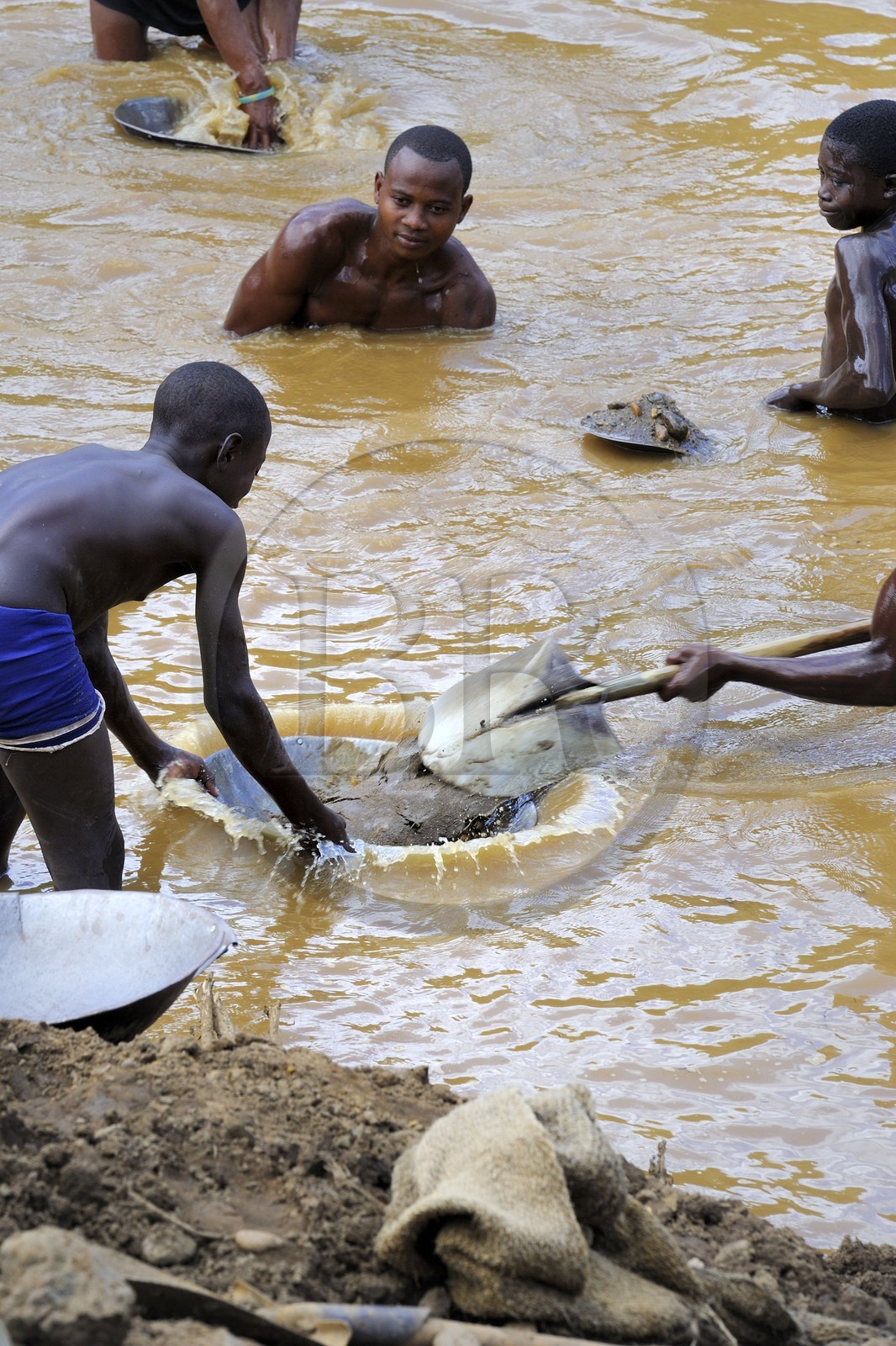 Tanzania, Morogoro district, Uluguru mountains, gold diggers on the river Ruvu
