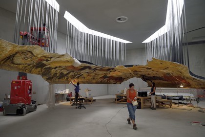 France, Dordogne (24), Montignac, chantier du futur Centre International de l'Art pariétal de Montignac-Lascaux (Lascaux 4), espace pédagogique reprenant des panneaux de la grotte réalisés par l’Atelier des Fac-Similés du Périgord (AFSP), ici les peintures de la salle des taureaux