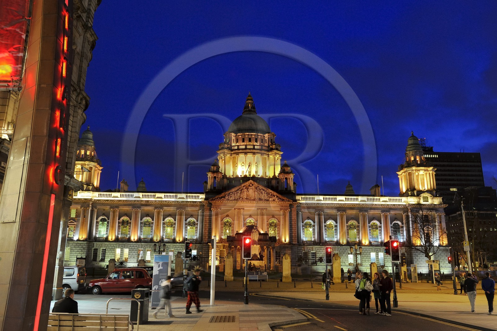 Royaume-Uni, Irlande du Nord, Belfast, le City Hall (hotel de ville) sur Donegall square et colonne du souvenir du Titanic